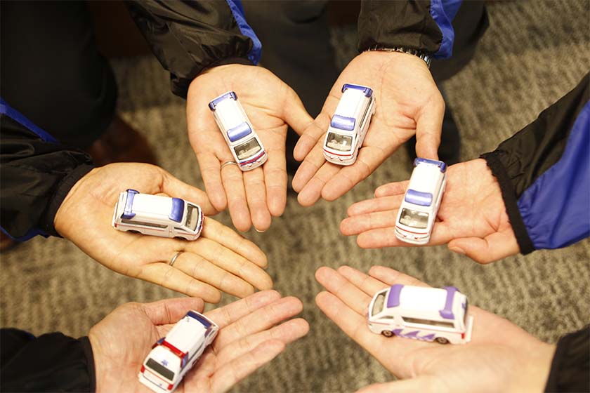 成約式ではエスオーシー発案でオリジナル仕様のミニカーに皆で塗装するイベントを実施