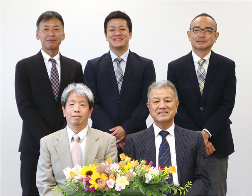 2022年6月28日　成約式にて （前列左から） 譲渡企業　株式会社山崎　代表取締役　木村 泰三 様 譲受け企業　K・マシン株式会社 代表取締役 菊井 健作 様 （役職はM&A実行当時）