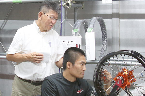 社員を指導する諸橋様